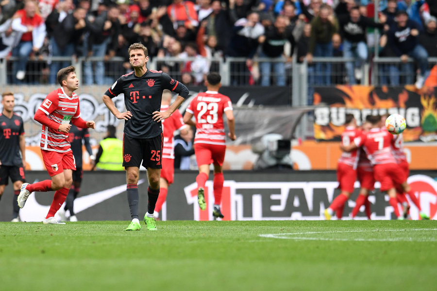 Vietiniame fronte ir toliau buksuojantis „Bayern“ gavo antausį nuo „Augsburg“ ekipos