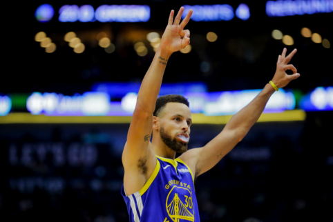 S. Curry pribloškė fanus neįtikėtinu metimu