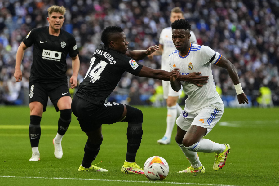Madrido „Real“ rungtynių pabaigoje išplėšė lygiąsias prieš „Elche“ 