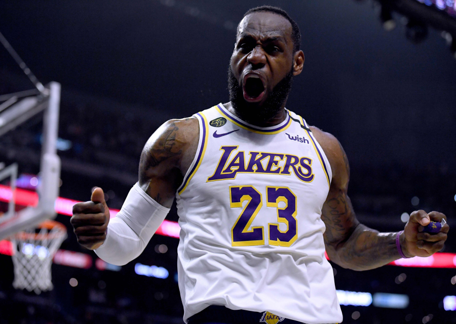 NBA už beprotišką sumą pardavė transliacijų teises