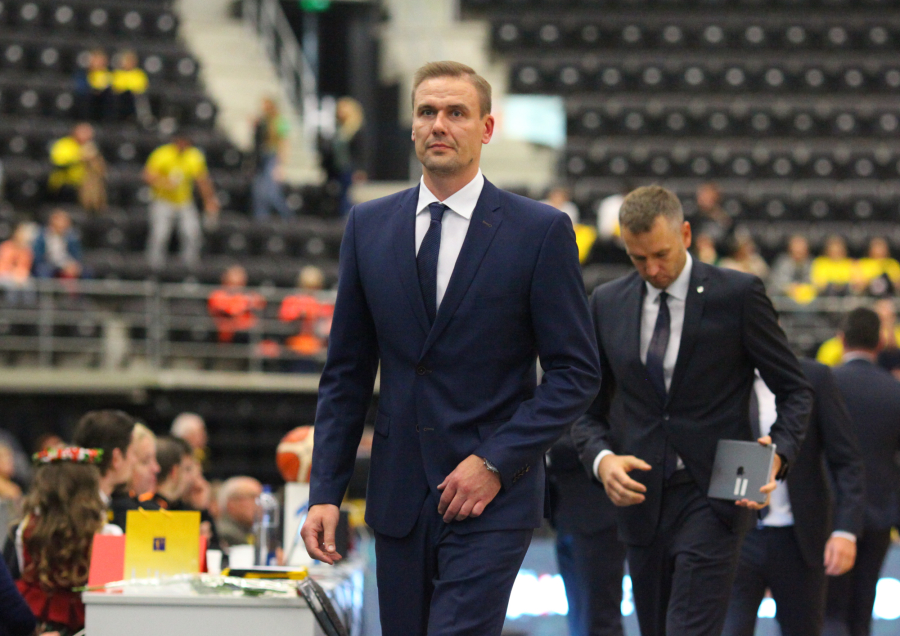 Neįgaliojo vietoje pričiuptas R. Javtokas parodė „faką“