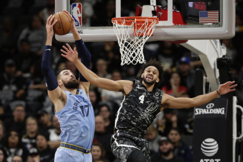 Taiklus J.Valančiūnas baudė „Spurs“ aukštaūgius