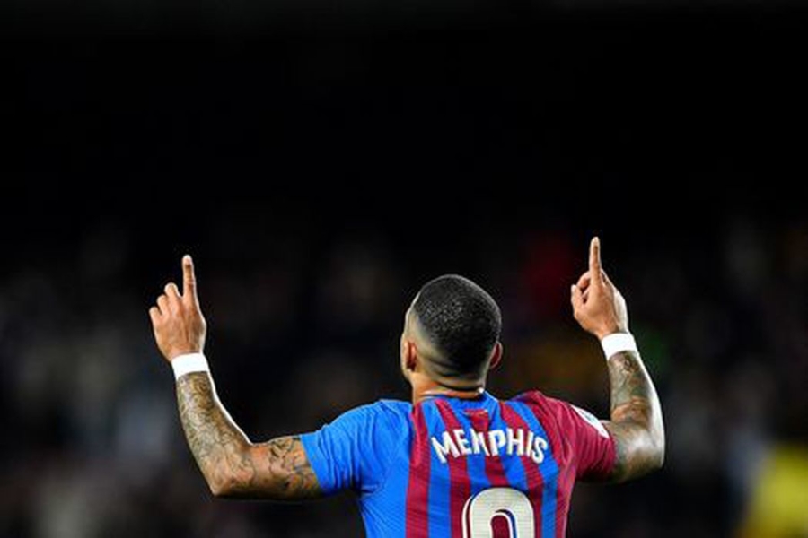 M. Depay 11 m baudinys išplėšė „Barcos“ pergalę Elčėje