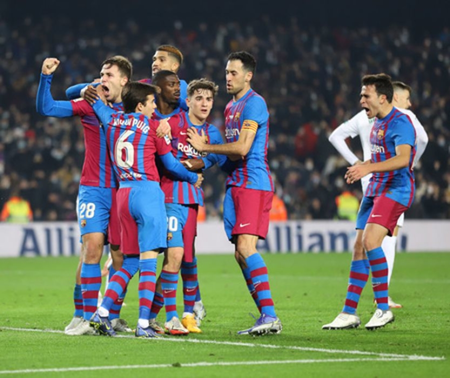 „Barcelona“ komanda sukirto rankomis su itin dosniu rėmėju