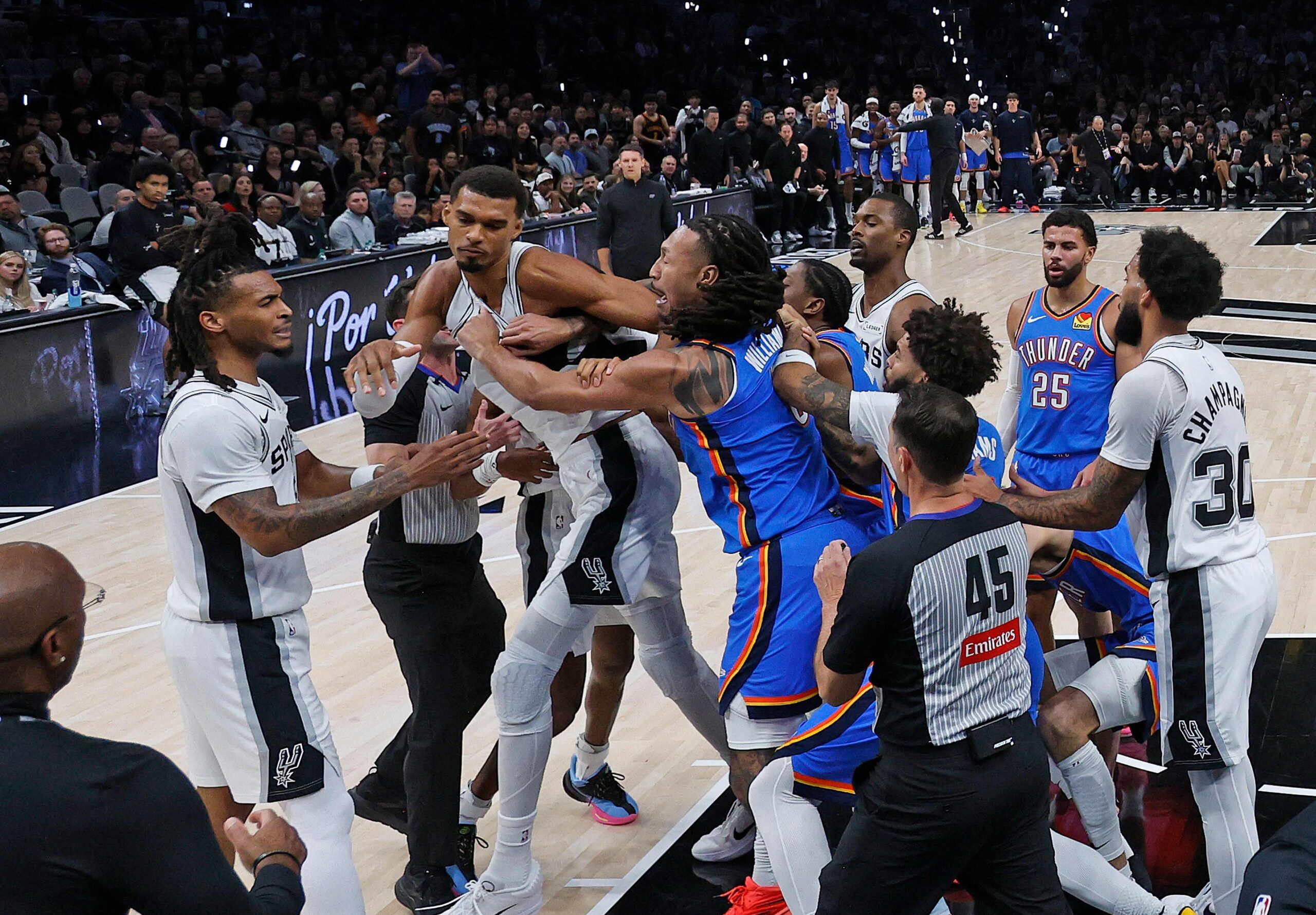 NBA sezono starte – „Thunder“ revanšas prieš „Spurs“ ir emocijų protrūkis aikštėje