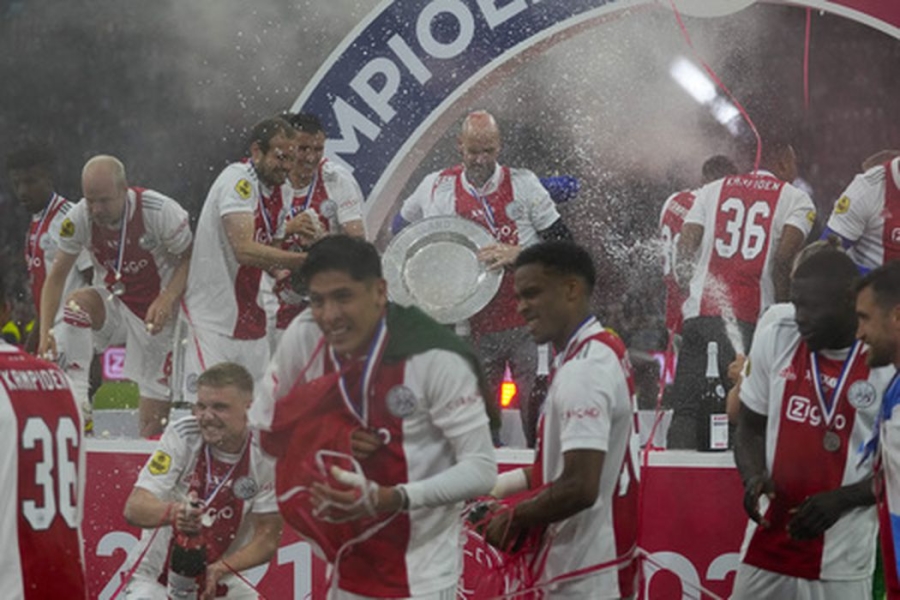 Po „Ajax“ triumfo – E. van der Saro padėka E. ten Hagui