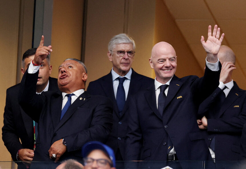FIFA kirto UEFA: kaltina „šmeižto kampanija“ dėl milijardinio Gianni Infantino plano