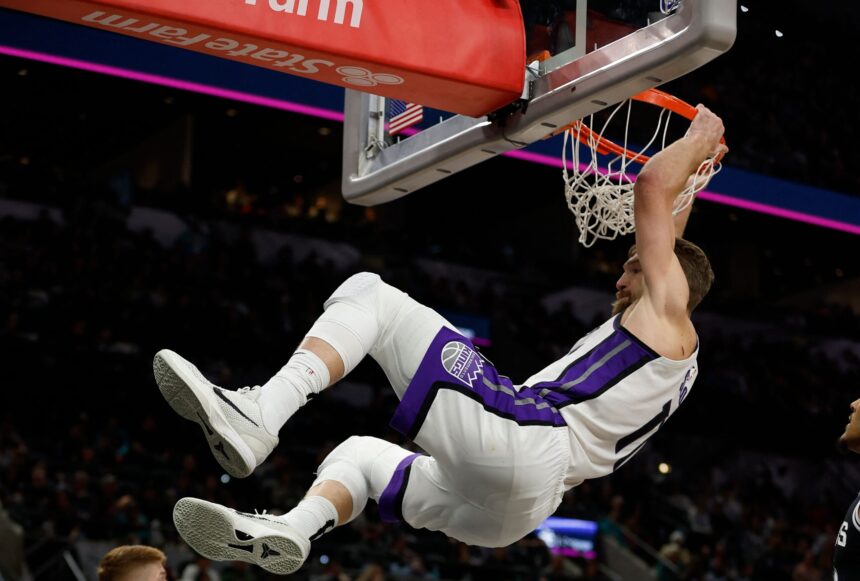 Sabonis ir „Kings“ komandinėmis pastangomis grįžo į pergalių kelią