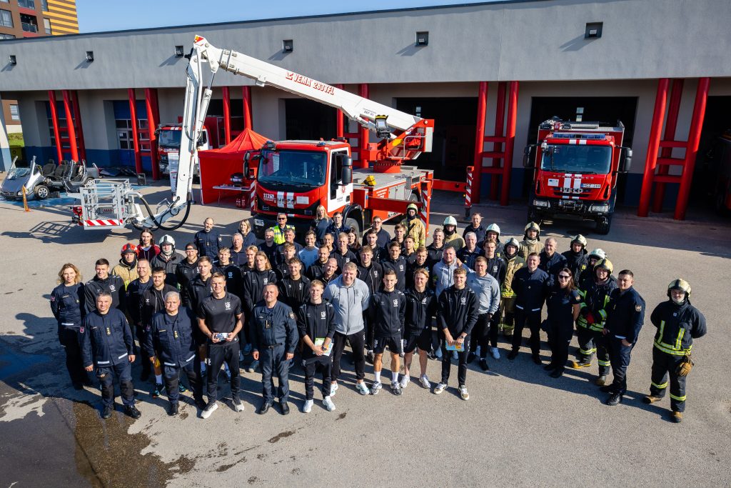 Iš futbolo aikštės – į gelbėtojų kasdienybę: rinktinės nariai išbandė naujus iššūkius