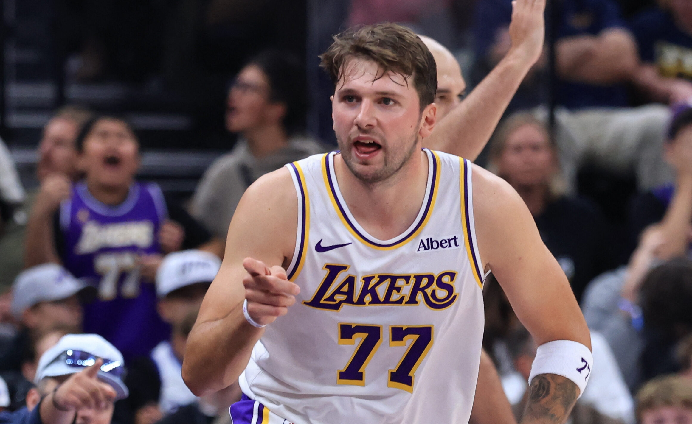 Luka Dončičiaus 52 taškų pasirodymas atnešė „Lakers“ pergalę Jutoje