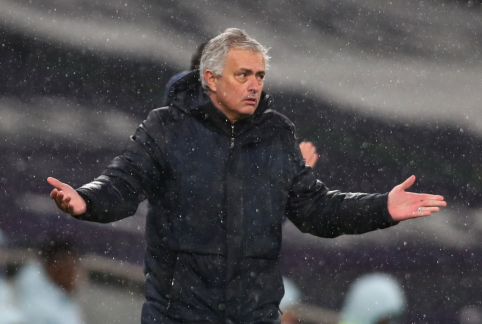 J. Mourinho po dar vieno pralaimėjimo pažėrė kritikos teisėjui