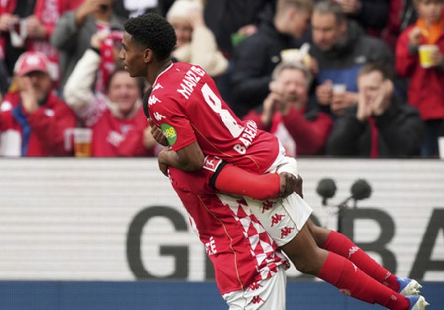 Formalumai Bundeslygoje: „Bayern“ ir „Borussia“ nusileido lygos vidutiniokams, o „Koln“ iškovojo svarbią pergalę