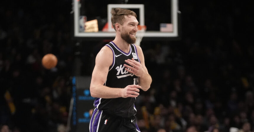 Sabonis sugriebė pusę komandos kamuolių, surinko istorinį trigubą dublį, o „Kings“ grįžo į pergalių kelią