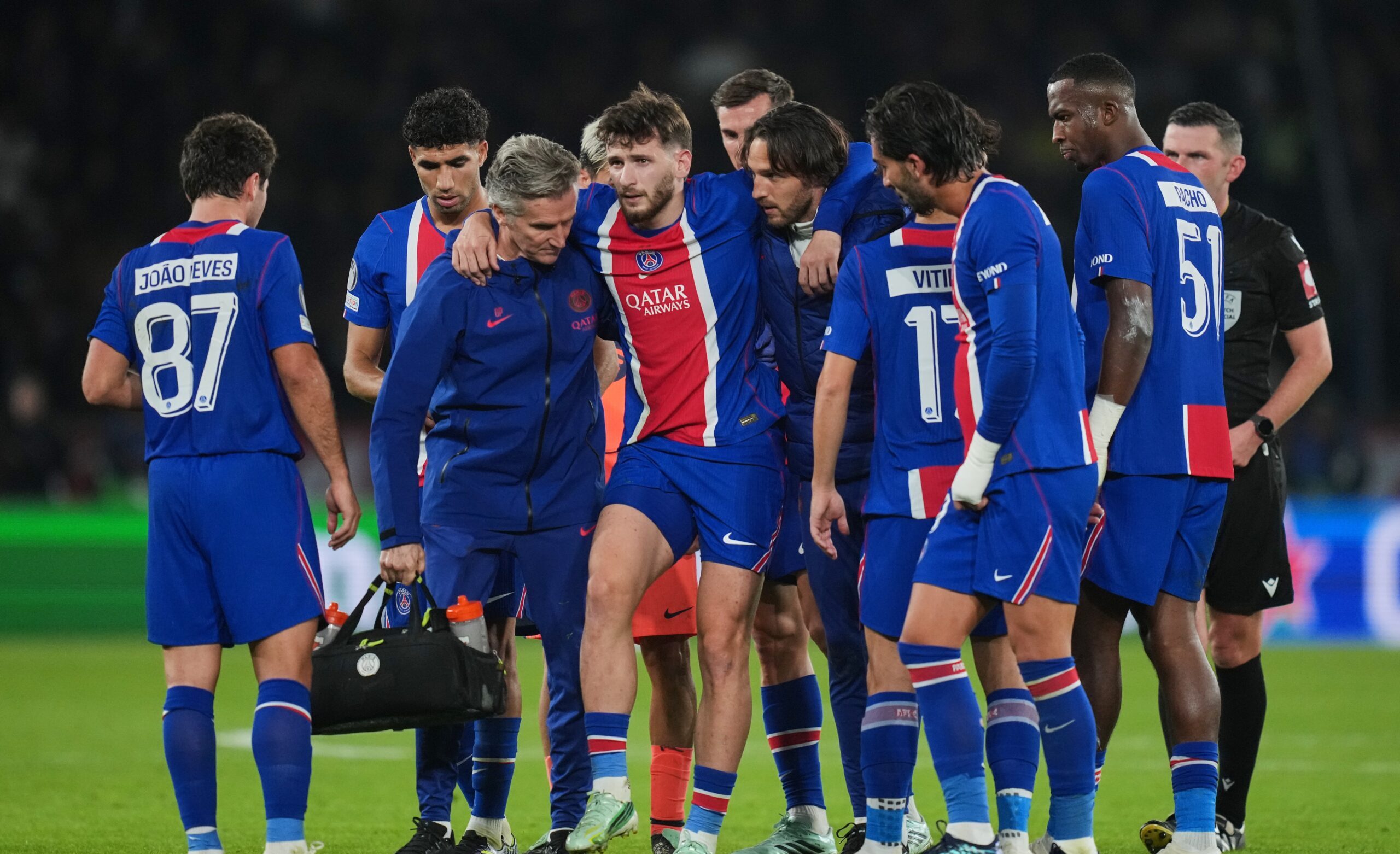 Skaudi netektis PSG: Khvicha Kvaratskhelia dėl traumos praleis likusią sezono dalį