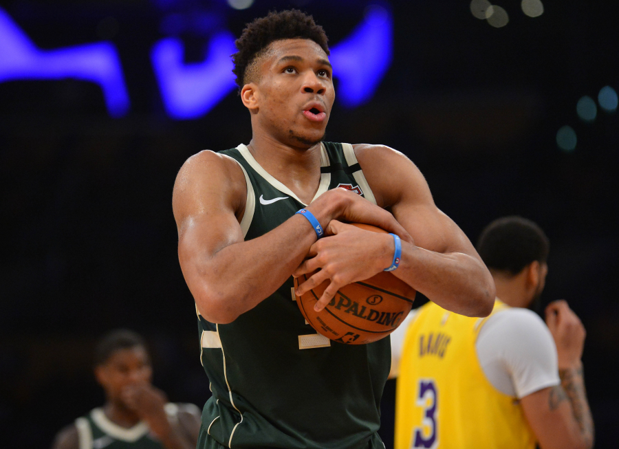 Pamatykite: G. Antetokounmpo dantimis pasiekė lanką