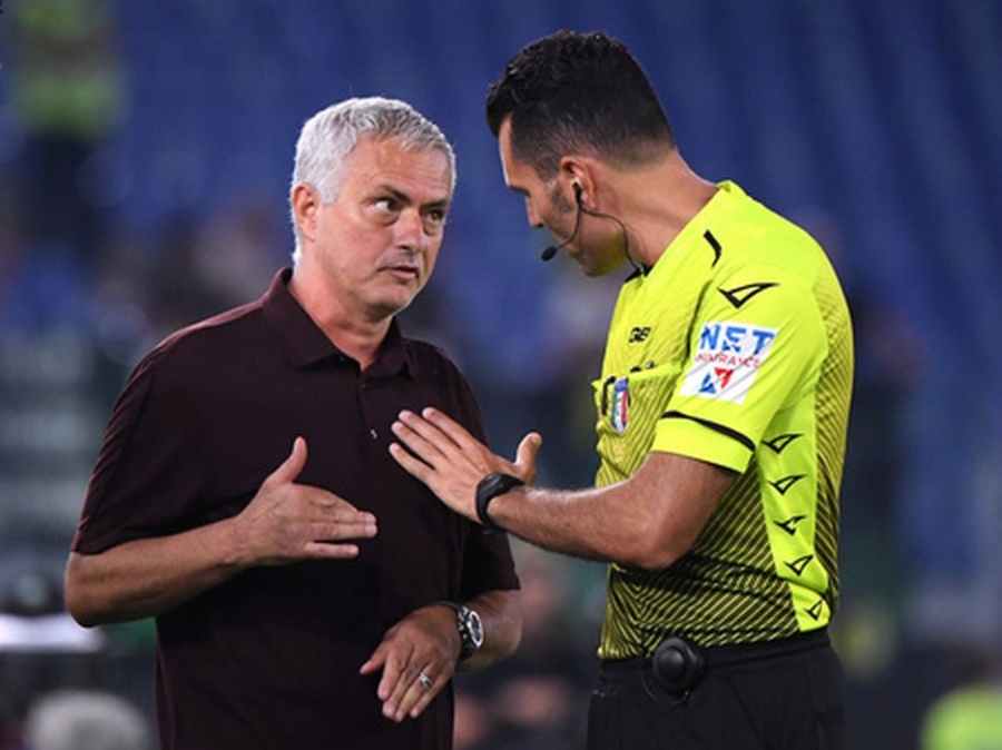 Paaiškėjo, ką supykęs J. Mourinho rėkė teisėjui