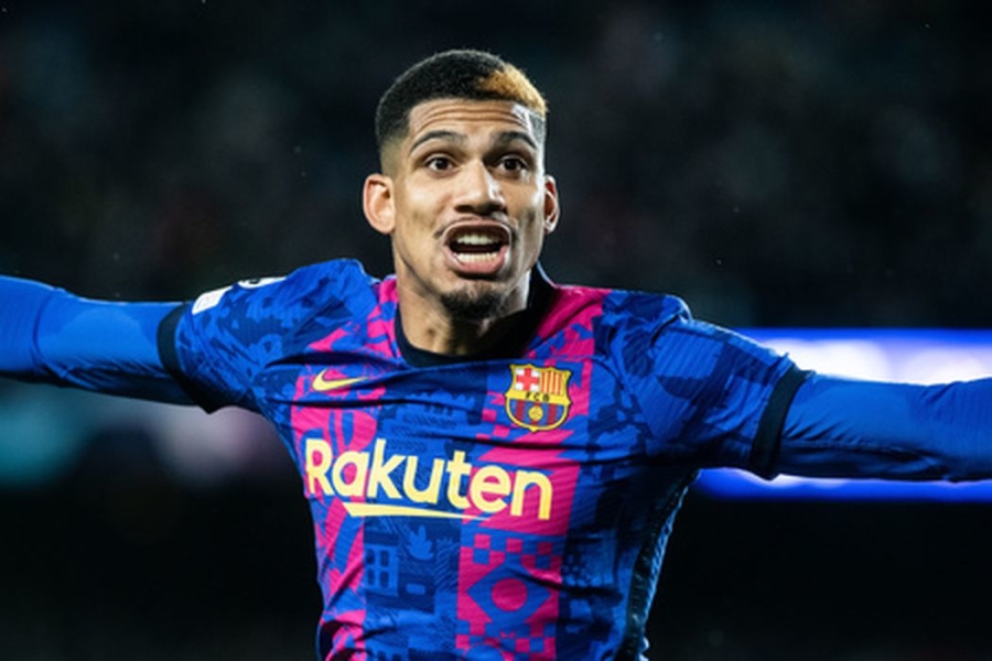 R. Araujo susiejo savo ateitį su „Barca“