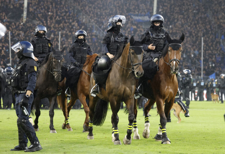 Vokietijos derbis virto chaosu: 85 sužeistieji, 1400 pareigūnų ir raitosios policijos intervencija