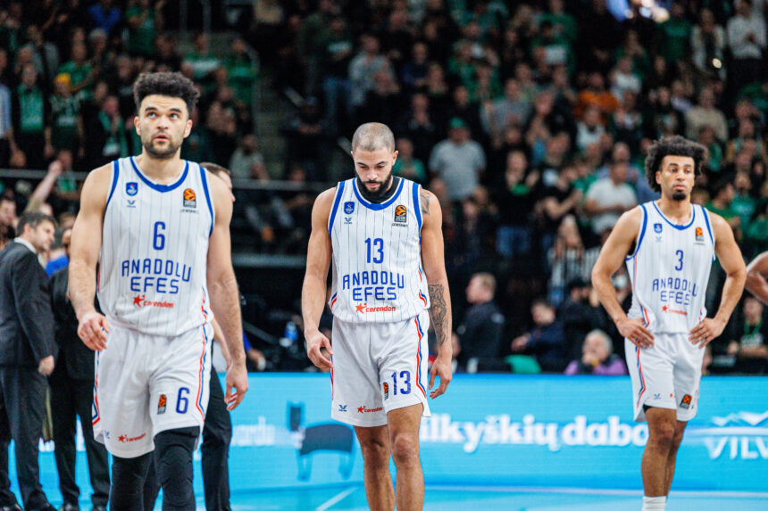 Kliuvo visiems: po griūties Kaune turkų spauda smerkė teisėjus, „Anadolu Efes“ žaidėjus ir trenerį