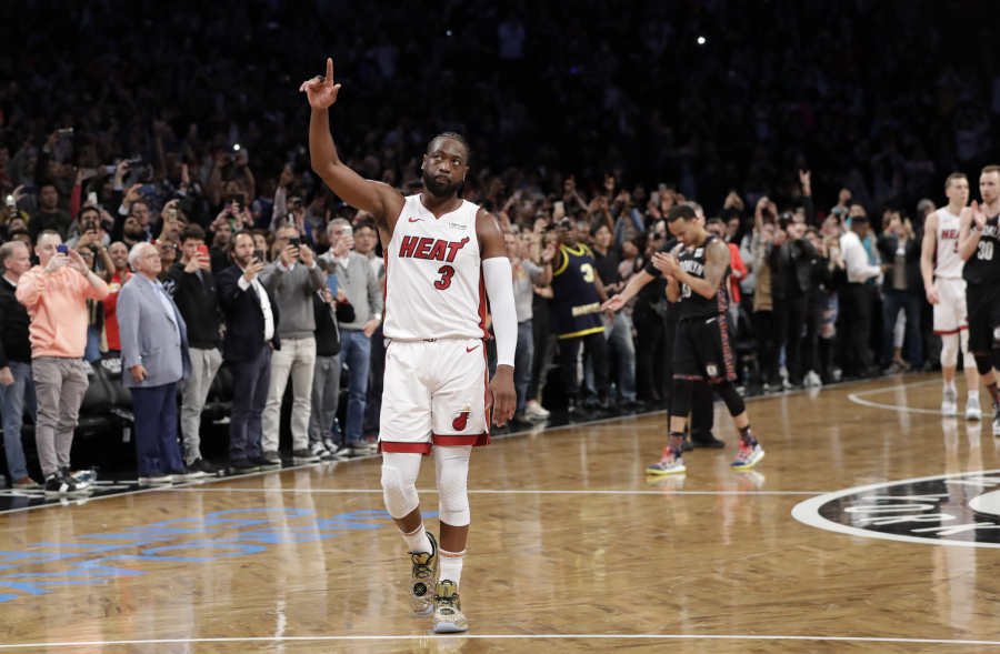 Internetas ūžia: D. Wade'ui sukurta prasčiausia visų laikų statula?