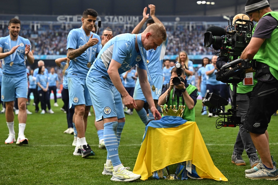 Jautri akimirka: Ukrainos vėliava „Premier“ lygos trofėjų papuošęs A. Zinchenko nesulaikė ašarų